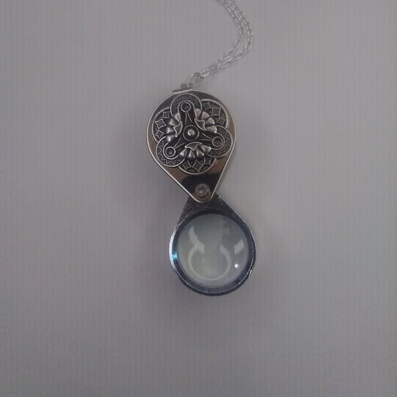 Magnifying Glass Antique Silver Swirly Art Nouveau Loupe Pendant Necklac… - Picture 1 of 6